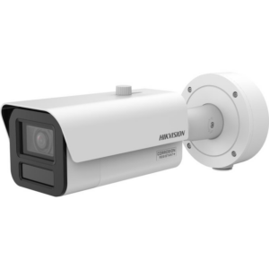 Eine weiße Überwachungskamera von Hikvision mit der Aufschrift 'Corrosion Resistant+', montiert auf einer runden Halterung.