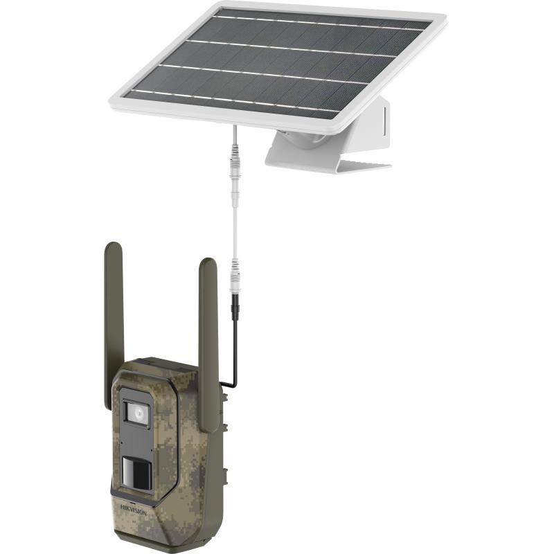 WLAN-Kamera mit Camouflage-Muster und zwei Antennen, verbunden mit einem kleinen Solarpanel durch ein Kabel.