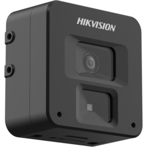 Schwarze Sicherheitskamera der Marke Hikvision mit rechteckigem Gehäuse, Sicht auf die Linse und technischen Details.