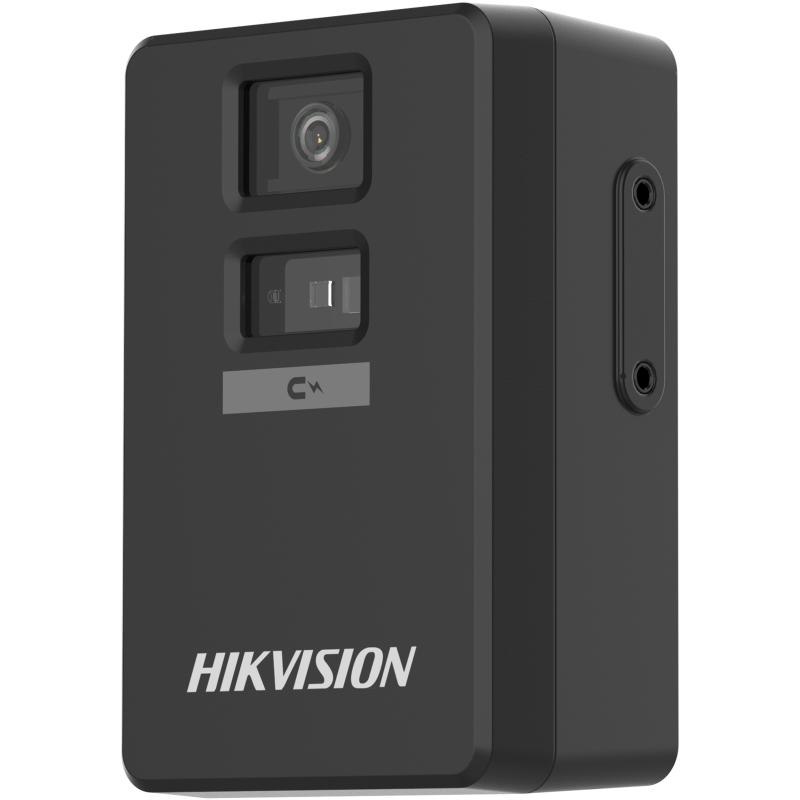 Schwarze, rechteckige Kamera mit der Aufschrift 'Hikvision' auf der Vorderseite, ausgestattet mit einem erkennbaren Objektiv oberhalb und weiteren Sensoren darunter.
