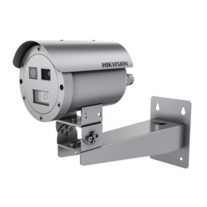 Eine silberfarbene Überwachungskamera von Hikvision, montiert an einer verstellbaren Halterung mit einer Wetterschutzabdeckung.
