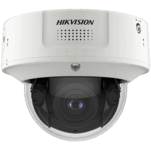 Nahaufnahme einer Überwachungskamera von Hikvision in einem weißen Gehäuse mit sichtbarem Objektiv und Mikrofon.