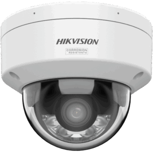 Eine weiße Überwachungskamera von Hikvision, die als korrosionsbeständig gekennzeichnet ist, mit einem transparenten Gehäuse, das die Kameraoptik zeigt.