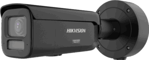 Eine schwarze Überwachungskamera von Hikvision mit einem zylindrischen Körper und einer Wandhalterung, die als korrosionsbeständig gekennzeichnet ist.
