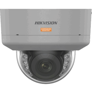 Eine silberne Überwachungskamera der Marke Hikvision, gekennzeichnet mit einem "Corrosion Resistant" Aufkleber.