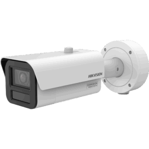 Weiße Überwachungskamera von Hikvision mit der Aufschrift "Corrosion Resistant", an der Wand montiert.