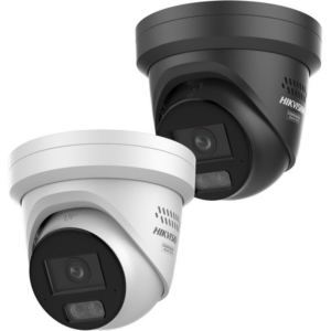 Zwei Überwachungskameras der Marke Hikvision, eine in Weiß und eine in Schwarz, mit einem robusten kuppelförmigen Design und sichtbarer Linse.
