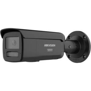 Eine schwarze Sicherheitskamera der Marke Hikvision mit der Aufschrift 'Corrosion Resistant', montiert an einer Wandhalterung.