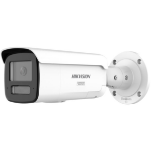 Weißes Überwachungskamera-Modell von Hikvision mit wetterfestem Gehäuse und auffälligem Objektiv, das an einer Wandhalterung befestigt ist.