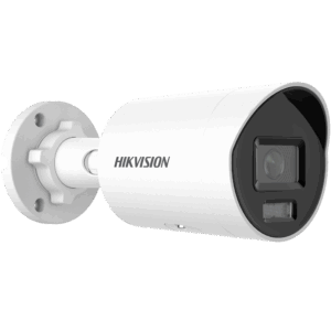 Eine weiße Überwachungskamera von Hikvision mit zylindrischem Gehäuse und Wandhalterung.