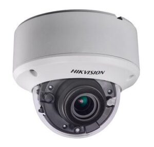 Überwachungskamera von Hikvision in einem weißen Gehäuse, die auf der Unterseite eine Linse zeigt.