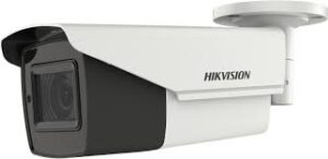 Eine weiße Überwachungskamera der Marke Hikvision, montiert an einer Wandhalterung.