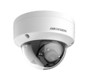 Kuppelförmige Überwachungskamera von Hikvision mit transparentem Gehäuse, das die Linse und Elektronik sichtbar macht.