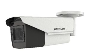Außenüberwachungskamera von Hikvision mit weißem Gehäuse und schwarzer Linse.