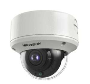 Eine weiße Dome-Überwachungskamera der Marke Hikvision mit einer transparenten Kuppel, die das Objektiv schützt.