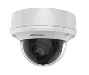 Eine weiße Überwachungskamera der Marke Hikvision in einer Kuppelbauweise.