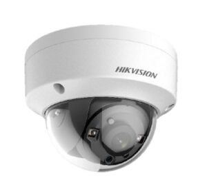 Ein domeförmige Überwachungskamera der Marke Hikvision mit weißem Gehäuse.