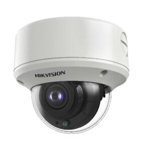 Eine weiße Dome-Überwachungskamera der Marke Hikvision mit einer durchsichtigen Abdeckung.