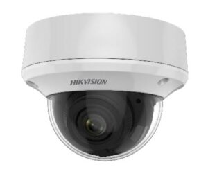 Weiße Dome-Überwachungskamera von Hikvision mit einem transparenten Gehäuse, das die Linse schützt.
