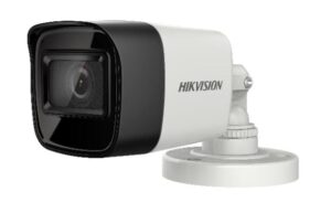 Weiße und schwarze Überwachungskamera der Marke Hikvision mit Wandhalterung.