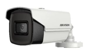 Eine Überwachungskamera von Hikvision mit einem rechteckigen Gehäuse und einem fest montierten Sockel.