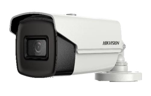 Eine Überwachungskamera von Hikvision in einem weißen Gehäuse, montiert an einer Halterung.