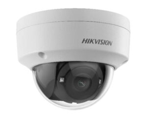 Weiße Überwachungskamera von Hikvision mit gewölbtem Kuppelgehäuse und sichtbarem Objektiv darin.