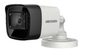 Eine Überwachungskamera von Hikvision mit weißem Gehäuse und schwarzer Frontplatte, montiert auf einer weißen Basis.