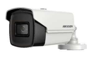 Eine Überwachungskamera der Marke Hikvision in schwarz-weißer Ausführung, montiert auf einer Halterung.