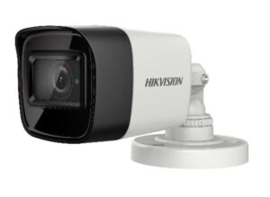 Überwachungskamera von Hikvision mit einem schwarzen Gehäuse und weißem Sockel, montiert auf einer weißen Halterung.