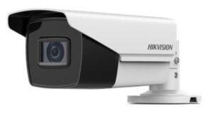 Eine Überwachungskamera, die seitlich gezeigt wird, mit einem weißen Gehäuse und dem Aufdruck "Hikvision".