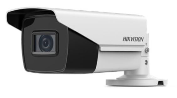Eine Überwachungskamera, die seitlich gezeigt wird, mit einem weißen Gehäuse und dem Aufdruck "Hikvision".