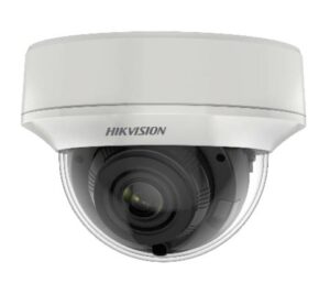 Weiße Überwachungskamera von Hikvision in einer kuppelförmigen Gehäusekonstruktion.