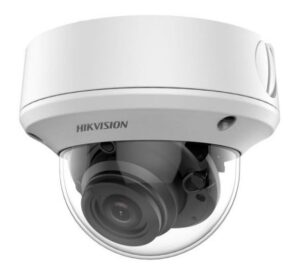 Weiße Überwachungskamera von Hikvision im Kuppeldesign mit sichtbarem Objektiv in einem transparenten Gehäuse.