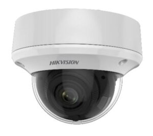 Eine weiße Überwachungskamera der Marke Hikvision mit kuppelförmigem Design.