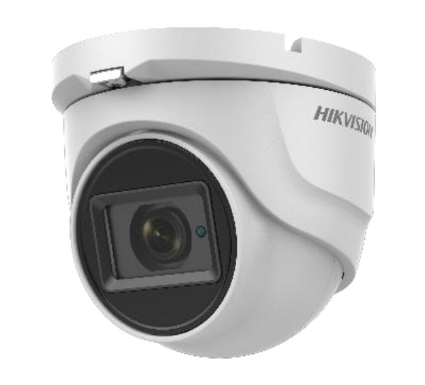 Eine weiße Überwachungskamera von Hikvision mit einem erkennbaren Objektiv in der Mitte, das in ein gewölbtes Gehäuse eingebaut ist.