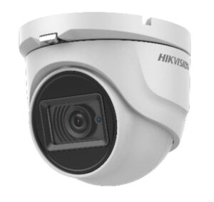 Weiße, kugelförmige Überwachungskamera mit der Aufschrift "Hikvision", die ein quadratisches Objektiv in der Mitte aufweist.