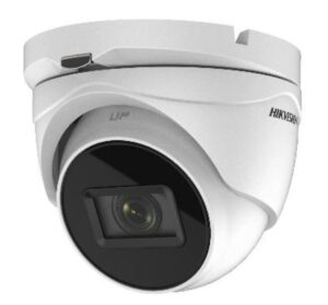 Weiße Überwachungskamera mit einem schwarzen Objektivbereich, markiert mit der Aufschrift "Hikvision".