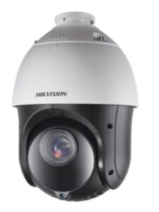 Eine Hikvision-Überwachungskamera mit einem schwarz-weißen Gehäuse und einer großen Linse.