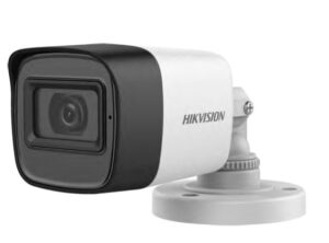 Eine Überwachungskamera von Hikvision mit einem schwarzen und weißen Gehäuse, montiert auf einer runden Halterung.
