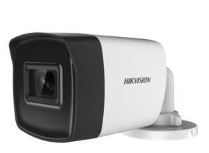 Bullet-Kamera von Hikvision mit weißem Gehäuse und schwarzer Front, montiert auf einem runden Sockel.
