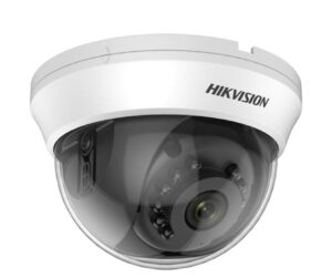 Eine weiße, halbkugelförmige Überwachungskamera der Marke Hikvision mit einem durchsichtigen Gehäuse, das die Linse und mehrere Infrarot-LEDs zeigt.