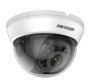 Eine weiße, halbrunde Überwachungskamera der Marke Hikvision mit einem abgerundeten transparenten Gehäuse und sichtbaren Kameraobjektiv im Inneren.