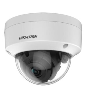 Kuppelüberwachungskamera von Hikvision mit weißem Gehäuse und einem dunklen, gewölbten Schutz, der das Objektiv umgibt.
