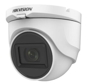 Weiße Dome-Überwachungskamera von Hikvision mit Sicht auf das Objektiv.