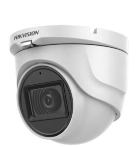Eine weiße Überwachungskamera von Hikvision mit einer kugelförmigen Halterung und einem zentralen schwarzen Objektiv.