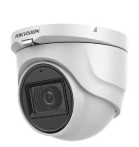 Weiße Überwachungskamera von Hikvision mit kuppelartigem Gehäuse und rechteckiger Linse.