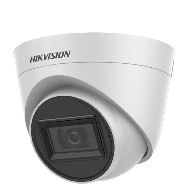 Nahaufnahme einer weiße Überwachungskamera mit „Hikvision“-Logo, zylinderförmiges Gehäuse mit schwarzem Objektivbereich.