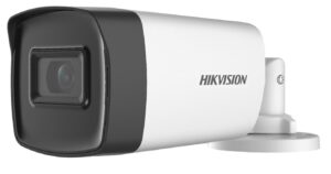 Eine weiße Überwachungskamera der Marke Hikvision mit einem schwarzen, rechteckigen Gehäuse und einer Wandhalterung.