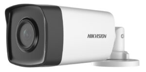 Eine Überwachungskamera von Hikvision in Weiß mit einem schwarz umrandeten Objektiv, montiert an einer Halterung.